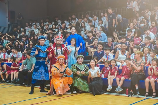 Có một ngôi trường mà học sinh học yêu nước qua nghệ thuật cải lương