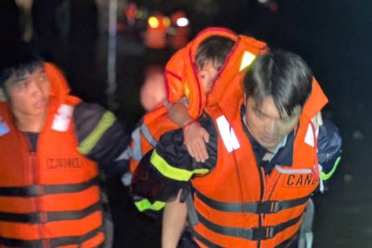 TP.HCM ngập lụt nặng, hơn 100 người được giải cứu