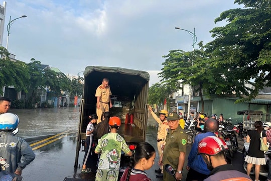 CSGT TP.HCM kịp thời ứng cứu người dân sau trận mưa lớn