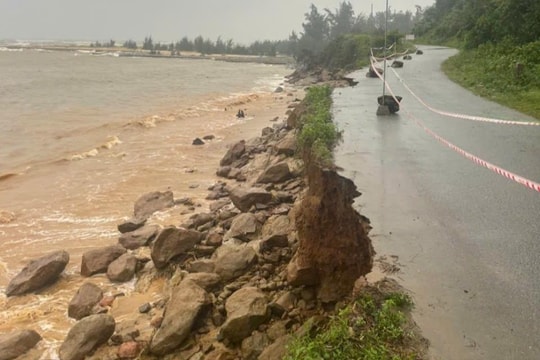 Gần 70 hộ dân Phú Lộc nguy cơ bị cô lập vì đường ven biển sạt lở