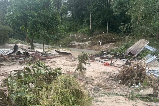 Tìm thấy cụ bà bị nước cuốn trôi trong cơn mưa lớn