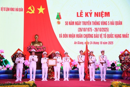 Vùng 5 Hải quân kỷ niệm 50 năm ngày truyền thống, đón nhận Huân chương Bảo vệ Tổ quốc hạng Nhất