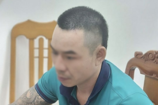 Bắt đối tượng cướp điện thoại của thiếu nữ trên đường phố