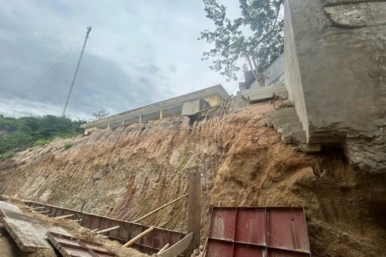 Sạt lở nhà công vụ, hàng chục giáo viên phải đi ở nhờ