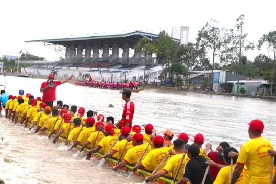Rộn ràng nhịp chèo chuẩn bị cho Lễ hội đua ghe Ngo năm 2025