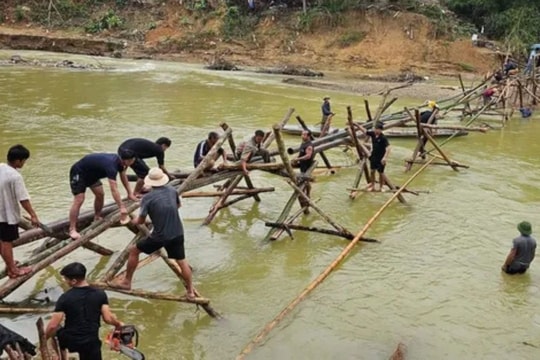 Nghệ An: Huy động lực lượng dựng cầu tạm bằng tre vượt khe Huồi Nguyên