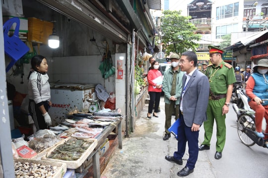 Quyết liệt xử lý 'chợ cóc', giữ gìn nếp sống văn minh đô thị