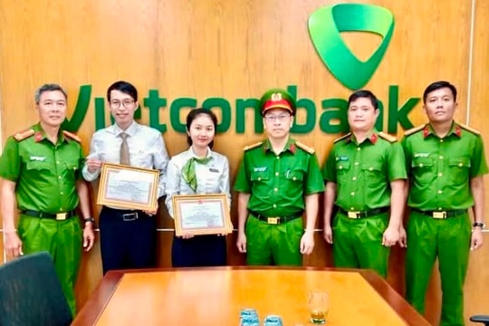 Phối hợp bắt đối tượng gây rối, nữ nhân viên ngân hàng được Giám đốc Công an khen thưởng