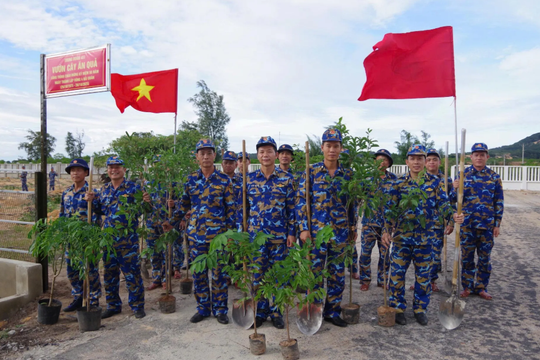 Trung đoàn Ra-đa 451 hưởng ứng kỷ niệm 50 năm Ngày thành lập Vùng 4 Hải quân