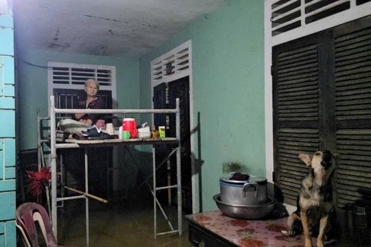 TP. Huế: Mưa lớn gây ngập nặng, sinh viên trắng đêm dọn đồ