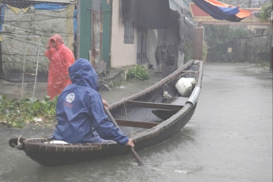 Mưa lớn, triều cường dâng cao, phường Thuận An ngập sâu nhiều ngày