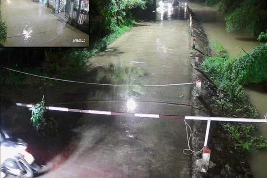 Taxi điện bị nước lũ cuốn trôi trong đêm ở Huế, tài xế thoát nạn