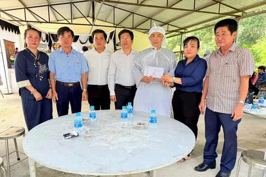 Hỗ trợ hơn 170 triệu đồng cho gia đình cụ bà bị nước cuốn trôi