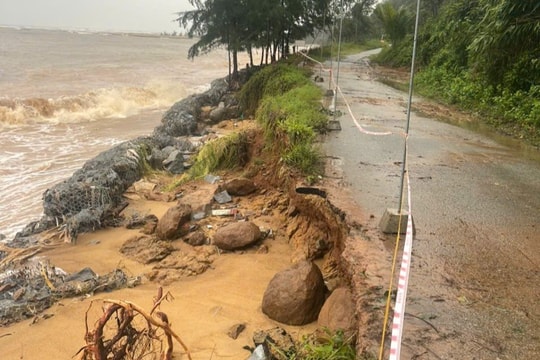TP. Huế công bố tình huống khẩn cấp sạt lở bờ biển ở xã Phú Lộc