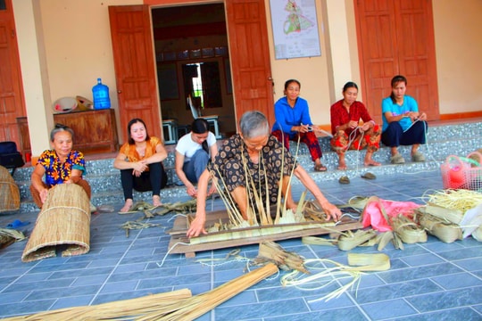 Nỗi niềm trong chiếc áo tơi