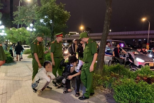 Nhóm thanh niên cầm hung khí truy đuổi nhau trên phố