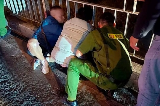 Nam thanh niên cầm dao với ý định tự tử trên cầu Chương Dương