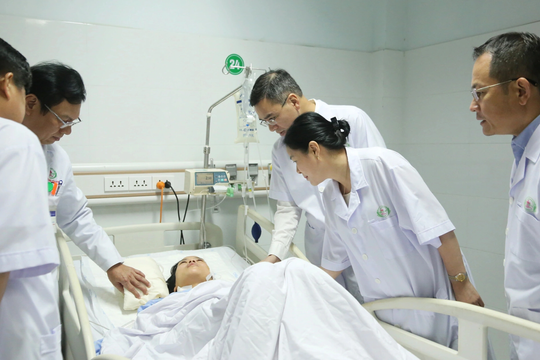 Bộ trưởng Bộ Y tế Đào Hồng Lan tặng Bằng khen cho các nhân viên y tế xả thân cứu người tại Bệnh viện Sản Nhi Nghệ An