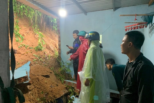 Nhà dân bị sạt lở cuốn sập sau mưa lớn kéo dài