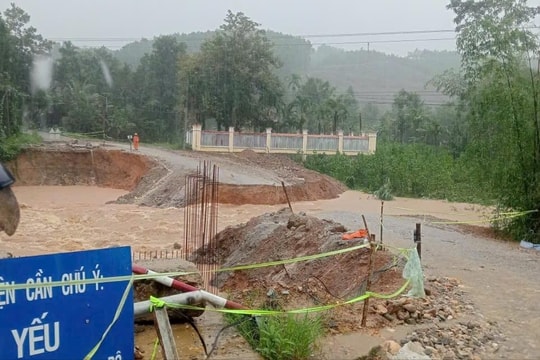 Mưa lớn kéo dài, cảnh báo lũ trên các sông ở Đà Nẵng