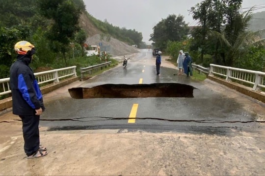 Sập mố cầu Ca Da, xe máy rơi xuống “hố tử thần”