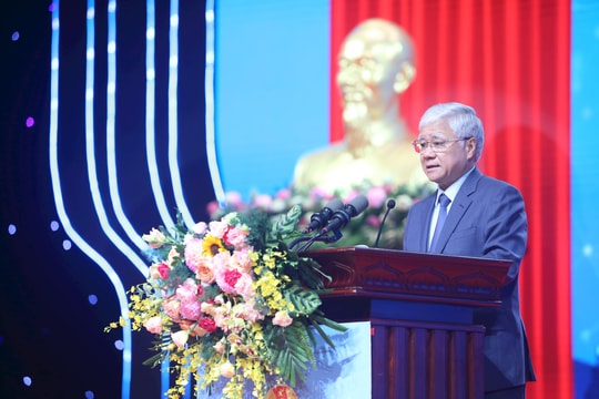 Đẩy mạnh phong trào thi đua yêu nước trong công nhân, viên chức, lao động