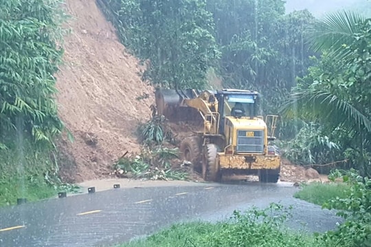 Sạt lở nghiêm trọng chia cắt giao thông và 33 hộ dân