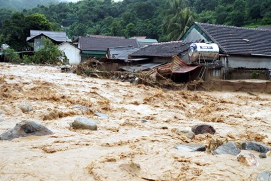 Mưa cực lớn trút xuống miền Trung, cảnh báo lũ quét