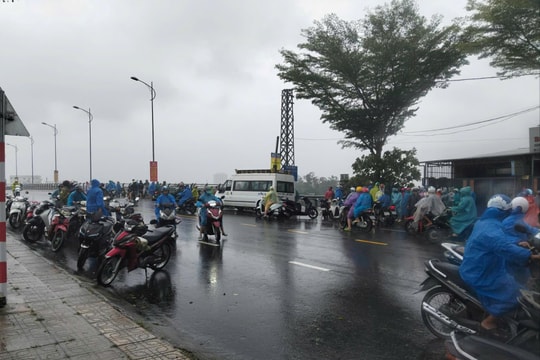 Mưa to gió lớn khiến một phụ nữ ngã xe tử vong