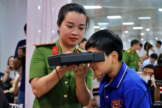 Thu thập giọng nói và mống mắt từ 6 tuổi: Bước tiến mới trong định danh số công dân