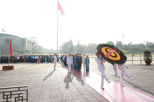 400 đại biểu dự Đại hội thi đua yêu nước công nhân, viên chức, lao động toàn quốc báo công dâng Bác