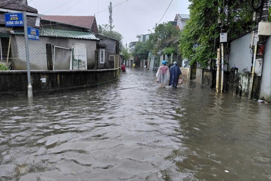Mưa trắng trời, nước sông dâng cao, học sinh Huế được nghỉ học ngày 27/10