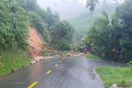 Đèo Lò Xo tan hoang sau mưa lớn: Đất đá tràn xuống, hàng chục hộ dân bị cô lập