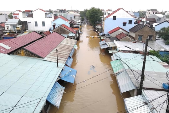 Nước lũ vượt báo động 3, Đà Nẵng nhiều nơi ngập trong nước