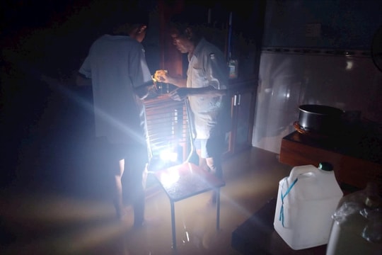 Đà Nẵng: Người dân kê đồ chạy lụt trong đêm