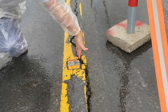 Cao tốc La Sơn - Hòa Liên xuất hiện vết nứt dài