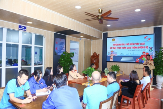Cảnh sát giao thông Hà Nội tuyên truyền pháp luật cho tài xế xe tải