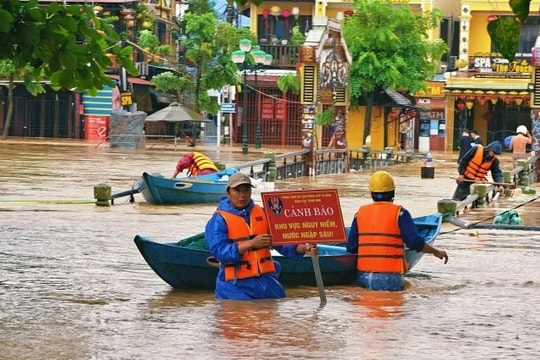 Tập trung ứng phó khẩn cấp, khắc phục hậu quả mưa lũ lớn tại khu vực Trung Bộ