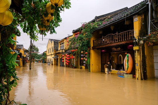Phố cổ Hội An ngập sâu trong nước
