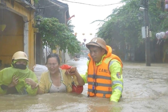 Đà Nẵng: Hàng vạn du khách được sơ tán khỏi khu phố cổ Hội An