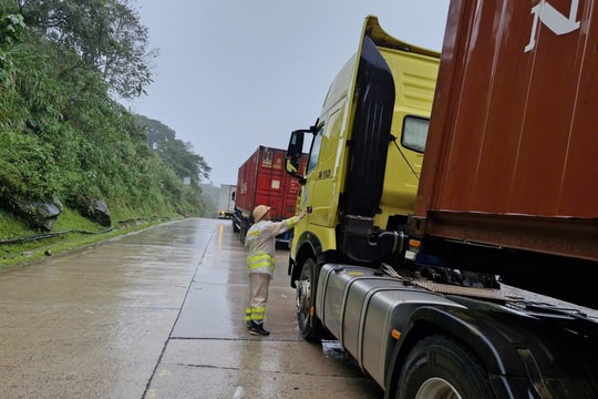 Công an tiếp tế lương thực cho các tài xế kẹt xe trên đèo Lò Xo