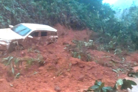 Ô tô bị đất đá vùi lấp trên đường Hồ Chí Minh, hai người thoát nạn