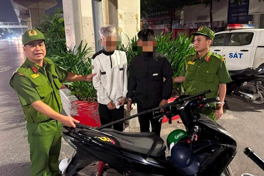 Hai thanh niên mang theo hung khí hành hung người đi đường trên phố Hà Nội