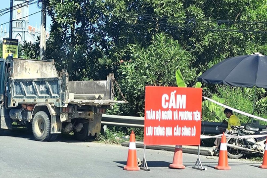 Tạm dừng lưu thông qua cầu Sông Lô để khắc phục sự cố trụ cầu