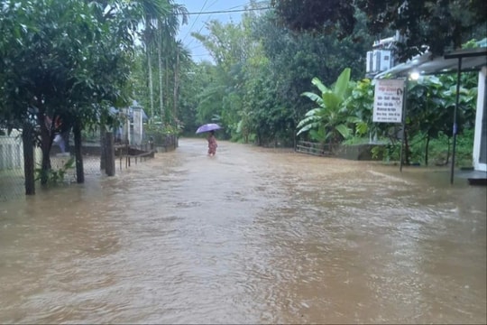 Đà Nẵng: Nước lũ dâng cao gây cô lập hơn 2.120 hộ dân