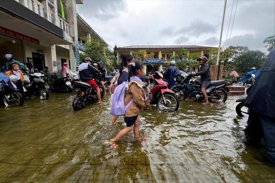 Mưa lũ phức tạp, Huế cho học sinh nghỉ học đến khi có thông báo mới