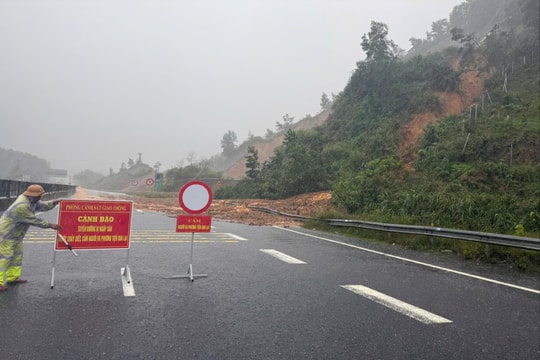 Mưa lớn gây sạt lở, nước lũ tràn cao tốc La Sơn – Túy Loan