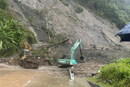 Sạt lở nghiêm trọng trên đèo Lò Xo, giao thông tê liệt