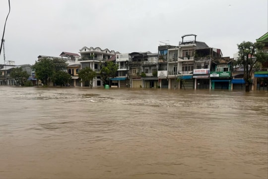Mưa lớn, đường ngập sâu, TP Huế bị nước lụt bủa vây