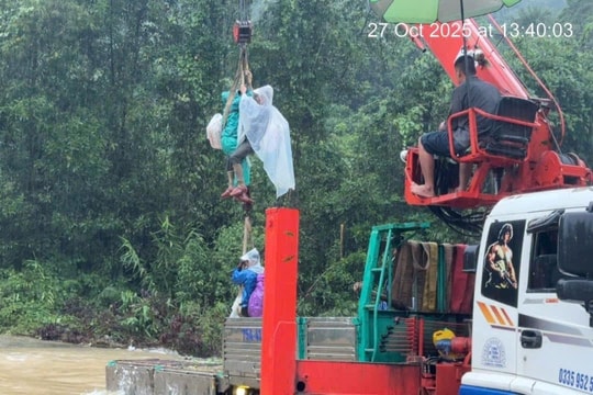 Giải cứu 6 người dân mắc kẹt ở Khe Cát, TP Huế